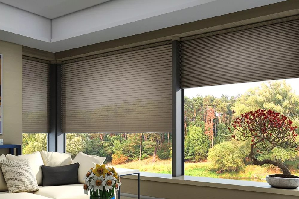  Рулонные шторы Hunter Douglas, крепящиеся на карнизе, сочетают в себе утонченность и практичность. Современные моторизованные приводы делают их использование простым и удобным. Их можно классифицировать как рулонные жалюзи, и они идеально подходят для создания нужной атмосферы в комнате, позволяя регулировать уровень света и приватности. Дизайн и функциональность этих штор от Hunter Douglas гармонично дополняют любой интерьер, делая его более современным и комфортным.