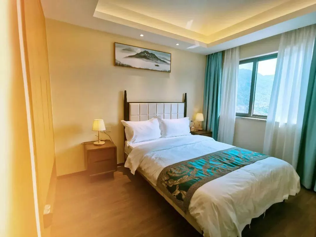 На фото Электрокарниз раздвижной Somfy Movelite 35 DCT (Арт 7614)