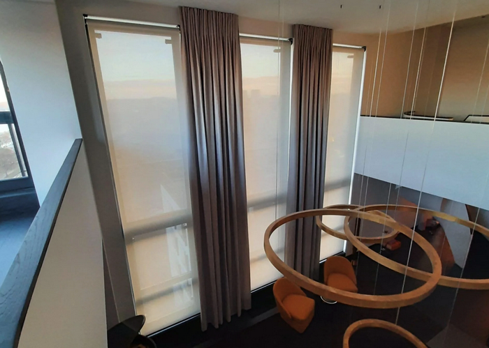 Пример помещение где установлена штора на окна
